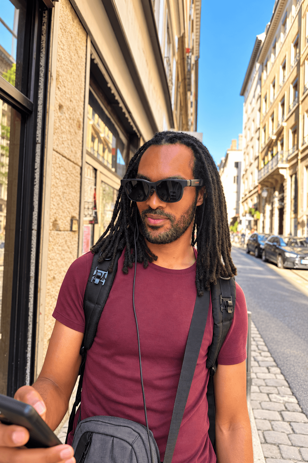 Un visiteur explore les rues de Lyon avec des lunettes de réalité augmentée