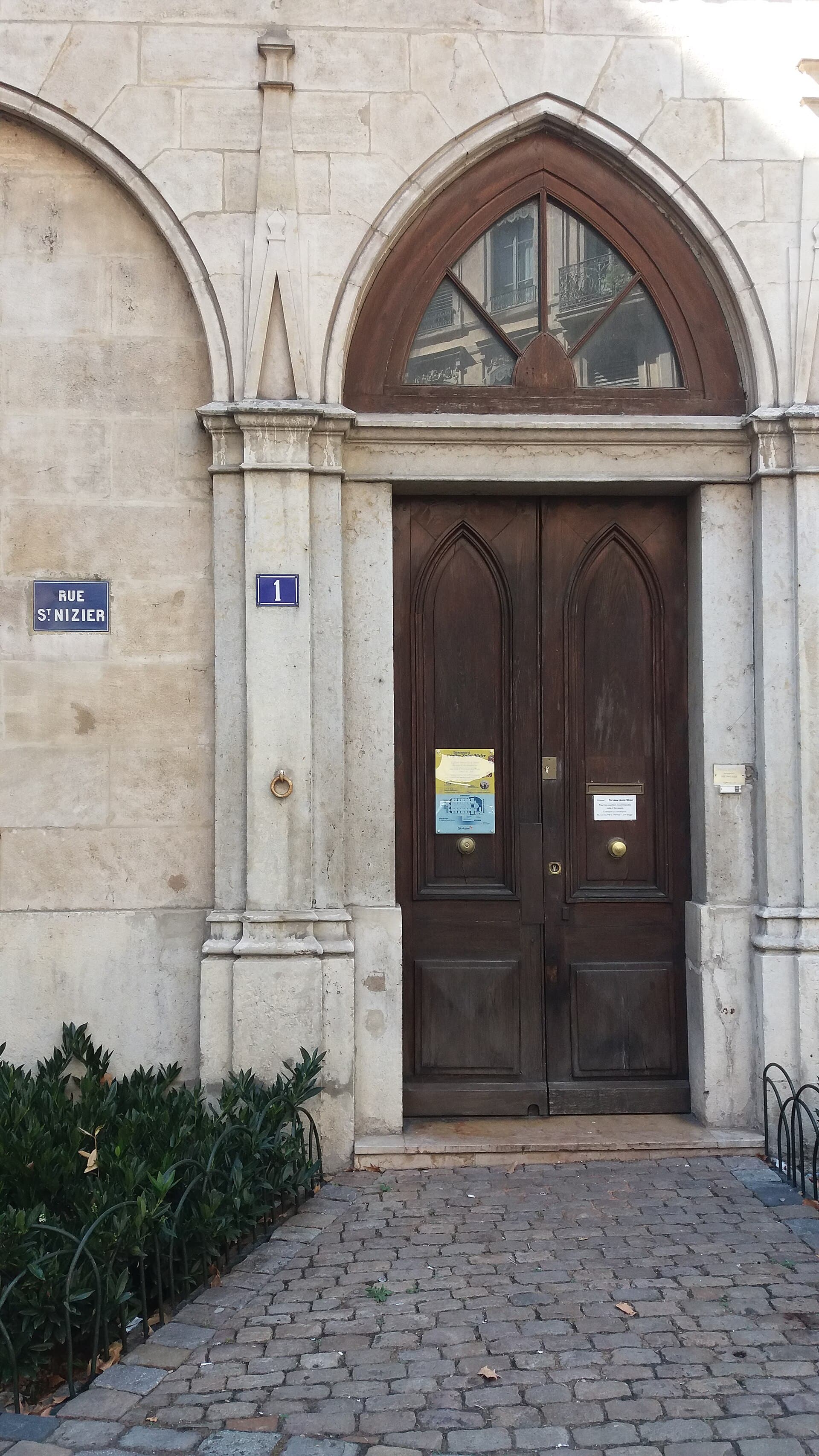 Entrée de l’église Saint-Nizier dans le centre de Lyon