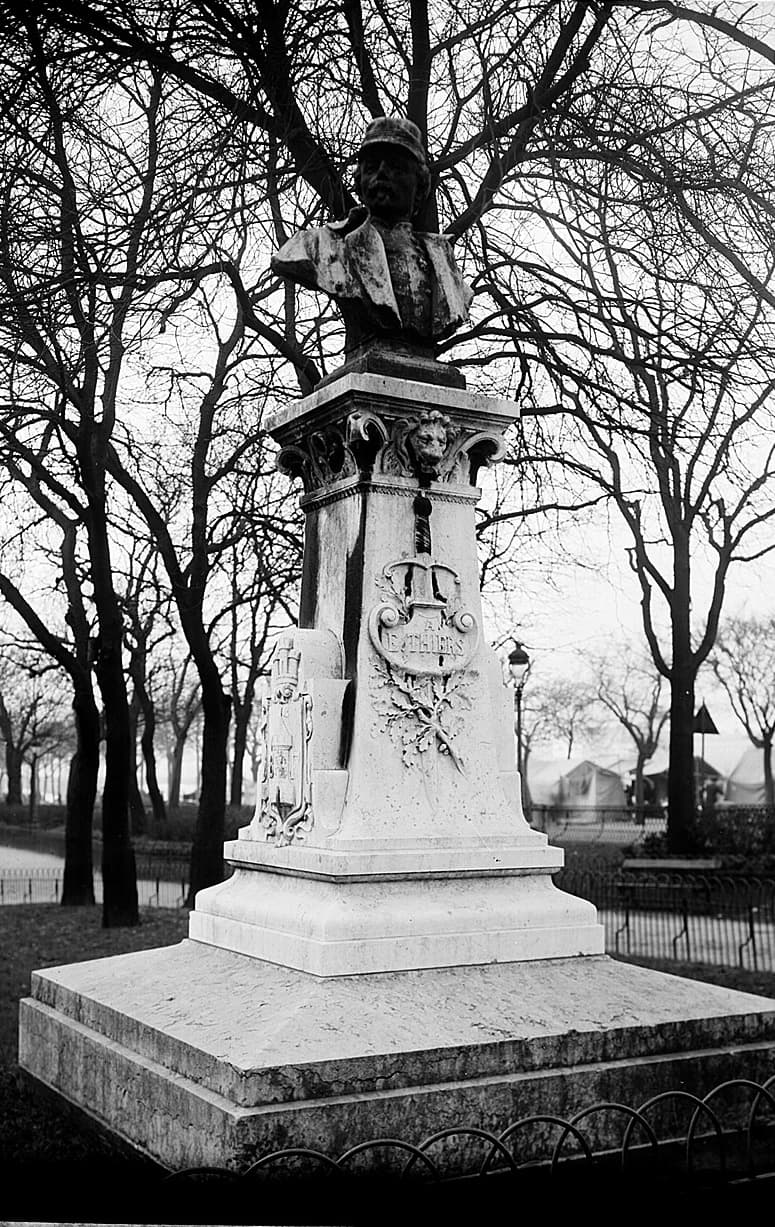 Statue d’Édouard Thiers à Lyon photographiée avant sa fonte en 1942